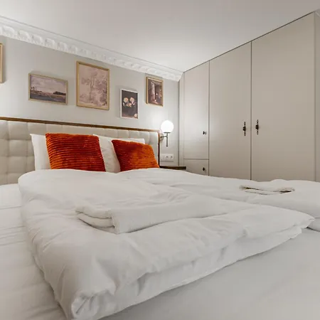 Three Collection Apartman *